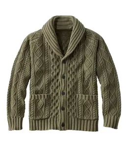 Detailansicht eines klassischen olivgrünen Herrenstrick-Cardigans mit Schalkragen und Zopfmuster