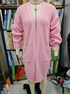 Stylischer langer rosafarbener Strickkardigan mit offener Vorderseite und Taschen.