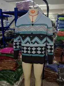 Herren Strickjacke schmale Passform Langarm mit blauem geometrischem Muster für den Herbst