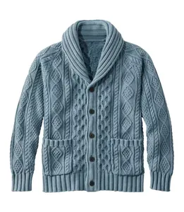 Nahaufnahme eines blauen Strick-Cardigans mit Schalkragen, Knopfleiste und Taschen