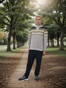 Maglione casual da uomo in maglia con mezza zip e motivi geometrici gialli e neri.