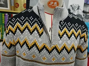 Dettaglio del maglione in maglia da uomo con collo alto, zip e motivo a zig-zag.