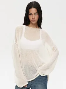 Vue détaillée d'un haut en maille filet blanc crème avec une texture transparente délicate.