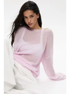Détail montrant la texture douce du haut en maille rose transparent pour femmes élégantes.
