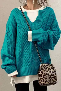 Dettaglio di maglione a trecce oversize color verde acqua da donna con camicia