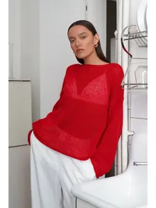 Vue détaillée d'un pull en maille filet rouge transparent avec une coupe ample décontractée