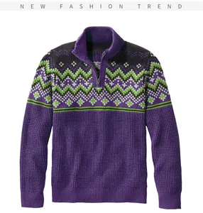 Vista dettagliata del maglione da uomo viola con motivi Fair Isle e trama a nido d'ape.