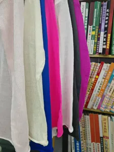 Vue détaillée montrant les différentes options de couleur pour les pulls fins ajourés et fins