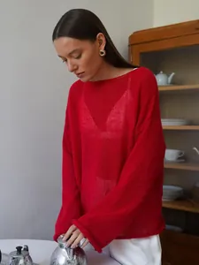 Pull en maille transparente rouge avec texture en résille et col rond ample