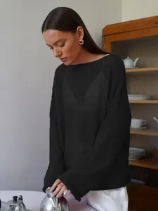 Élégant haut en maille ajourée noire avec une coupe ample pour l'automne et l'hiver