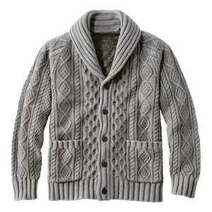 Grauer Herren-Strickcardigan mit Schalkragen, Zopfmuster, Knöpfen und zwei Fronttaschen.