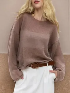Détail d'un pull en maille ajourée pour femme avec une texture de résille sheer