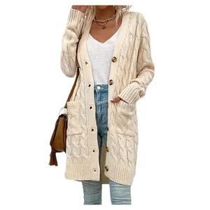 Vue de face d'un long gilet en tricot torsadé à boutonnage simple pour femme