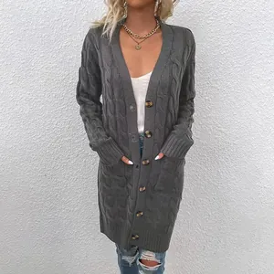 Détail d'un long gilet gris pour femme en maille torsadée avec boutons élégants