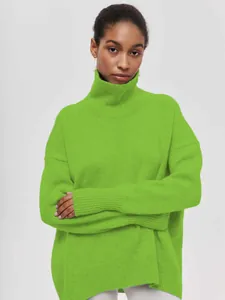 Vorderansicht eines leuchtend lindgrünen Oversized-Rollkragenpullovers für Damen