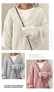 Vista dettagliata di maglioni larghi a trecce da donna in bianco, azzurro e rosa tenue.