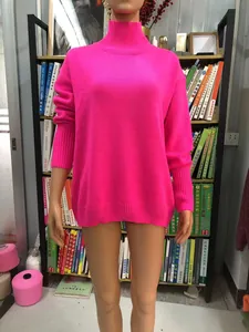 Knalliger fuchsiafarbener Oversized-Strickpullover mit stylischem Halbe-Rollkragen
