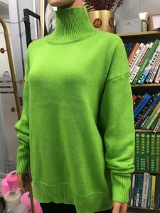 Detailansicht eines neongrünen Strickrollkragenpullovers mit Rippstrickbündchen