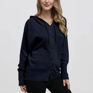 Gros plan d'un gilet à capuche en maille bleu marine pour femme avec de gros boutons noirs et col en V.