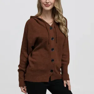 Gros plan d'un cardigan en tricot marron à capuche pour femme avec de gros boutons