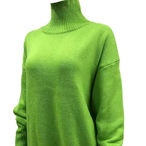 Makroaufnahme eines leuchtend grünen Oversize-Strickpullovers mit Rippstrick-Stehkragen.