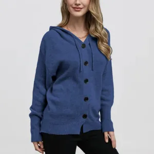 Détail d'un cardigan en maille bleu à capuche pour femme avec boutons noirs simples.