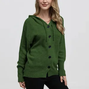 Vue détaillée d'un cardigan à capuche vert avec des boutons noirs et une texture tricotée