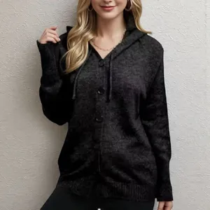 Détail rapproché d'un cardigan en maille gris foncé à capuche avec boutonnage