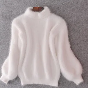 Elegante maglione a dolcevita in maglia pelosa bianca con texture morbida e maniche a lanterna
