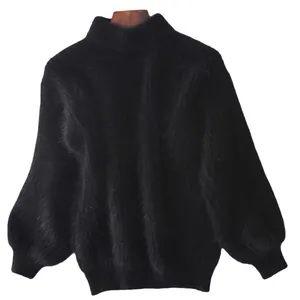 Maglione nero in pelo di visone con eleganti maniche a lanterna e collo a lupetto.