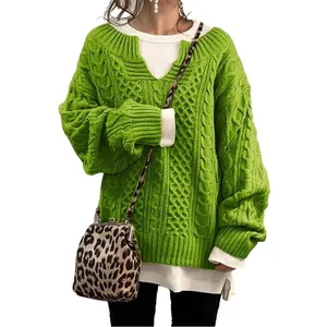 Maglione oversize verde mela lavorato a trecce con camicia bianca a strati da donna