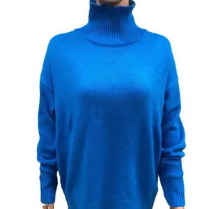 Detailansicht eines blauen, lockeren Rollkragenpullovers aus Strick für den Winter