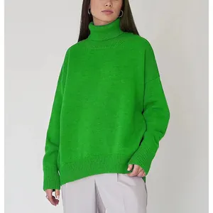 Λεπτομέρεια από ένα ζωντανό πράσινο oversized ζιβάγκο πουλόβερ με πλεκτή υφή υψηλής ποιότητας