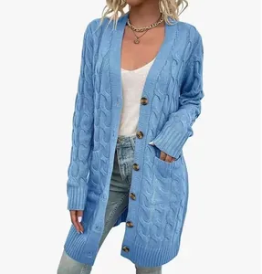 Détail d'un long gilet en maille torsadée bleu clair avec boutons et poches pour femmes