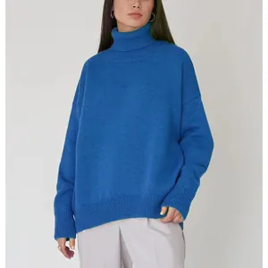 Κοντινό πλάνο με oversized μπλε πλεκτό πουλόβερ με ζιβάγκο για σικ χειμερινή εμφάνιση