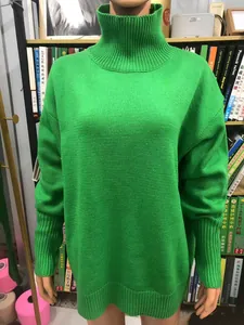 Detailansicht eines lebhaften grünen Damen-Strickpullovers mit Rollkragen für den Winter.