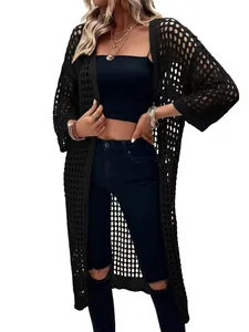 Détail du cardigan long en maille crochet noir avec motif ajouré et coupe fluide