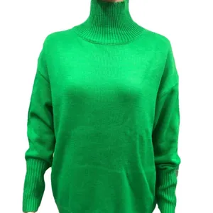 Detailansicht eines hellgrünen, übergroßen Damen-Rollkragenpullovers für den Herbst.
