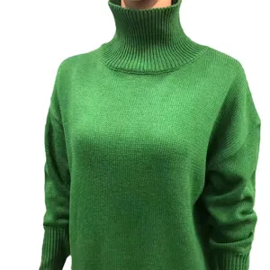Nahaufnahme des Rollkragens und der Strickstruktur eines leuchtend grünen Pullovers