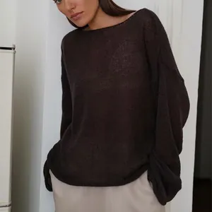 Pull transparent en maille ajourée marron foncé, coupe ample et col rond élégant.