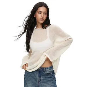Élégant pull en maille ajourée blanche avec col rond et texture transparente pour l'automne