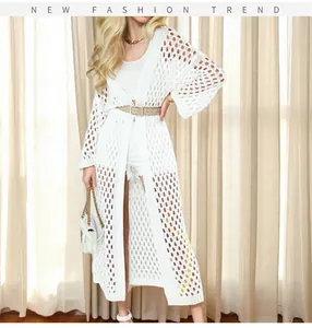 Détail du long cardigan de plage en maille crochetée blanche à mailles ajourées