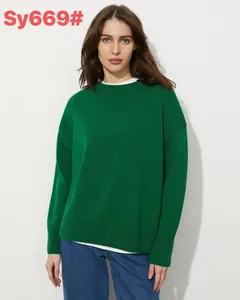 Maglione in maglia verde girocollo di alta qualità indossato da modella per un look casual