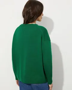 Dettaglio vista posteriore di un comodo maglione verde a girocollo in stile casual