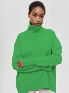 Nahaufnahme eines hellgrünen, übergroßen Strickpullovers mit Rollkragen für Damen