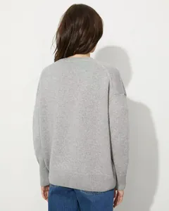 Vista posteriore di un morbido maglione grigio a girocollo che ne mostra la vestibilità ampia