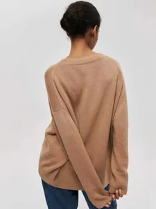 Vista posteriore dettagliata di un morbido maglione beige a girocollo per donna moda