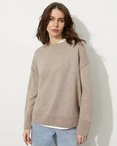 Vista frontale di una modella che indossa un morbido maglione beige a girocollo