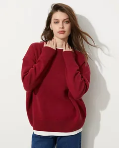 Elegante e morbido maglione rosso girocollo da donna, dettaglio maglieria invernale.