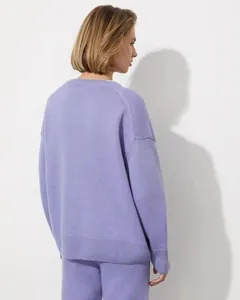 Vista posteriore di un morbido maglione oversize color lavanda per l'inverno